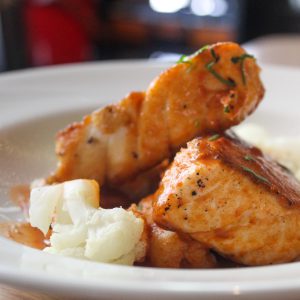 Pez mantequilla con coliflor y salsa americana de gambas, mantequilla y brandy.