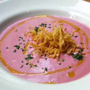 Ajo blanco de remolacha y crujiente de wanton frita.