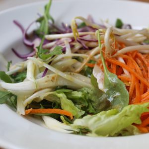 Ensalada tailandesa con vinagreta de sésamo.