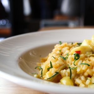Arroz meloso con calamar, gambas y sus verduras.