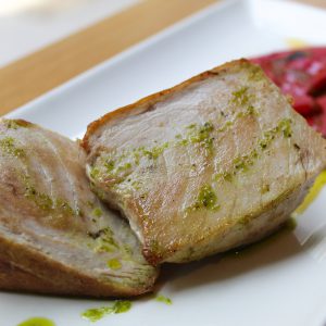 Taco de bonito a la plancha con pimiento piquillo confitado