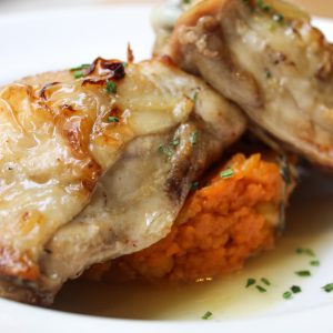 Pollo campero asado con su jugo y patata revolcona