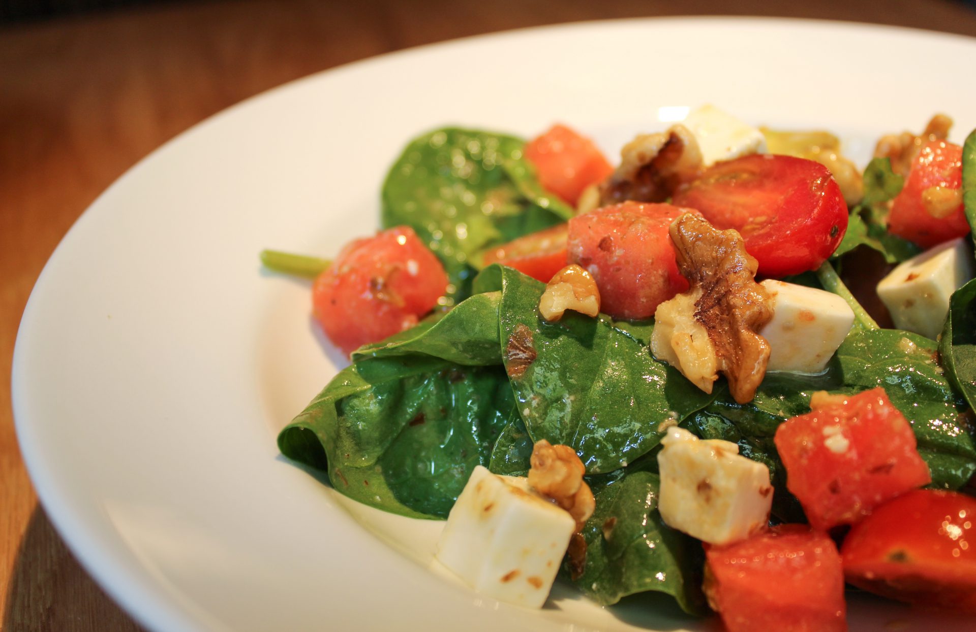 Ensalada de espinaca, tomate, sandía, queso fresco, nueces y vinagreta de miel