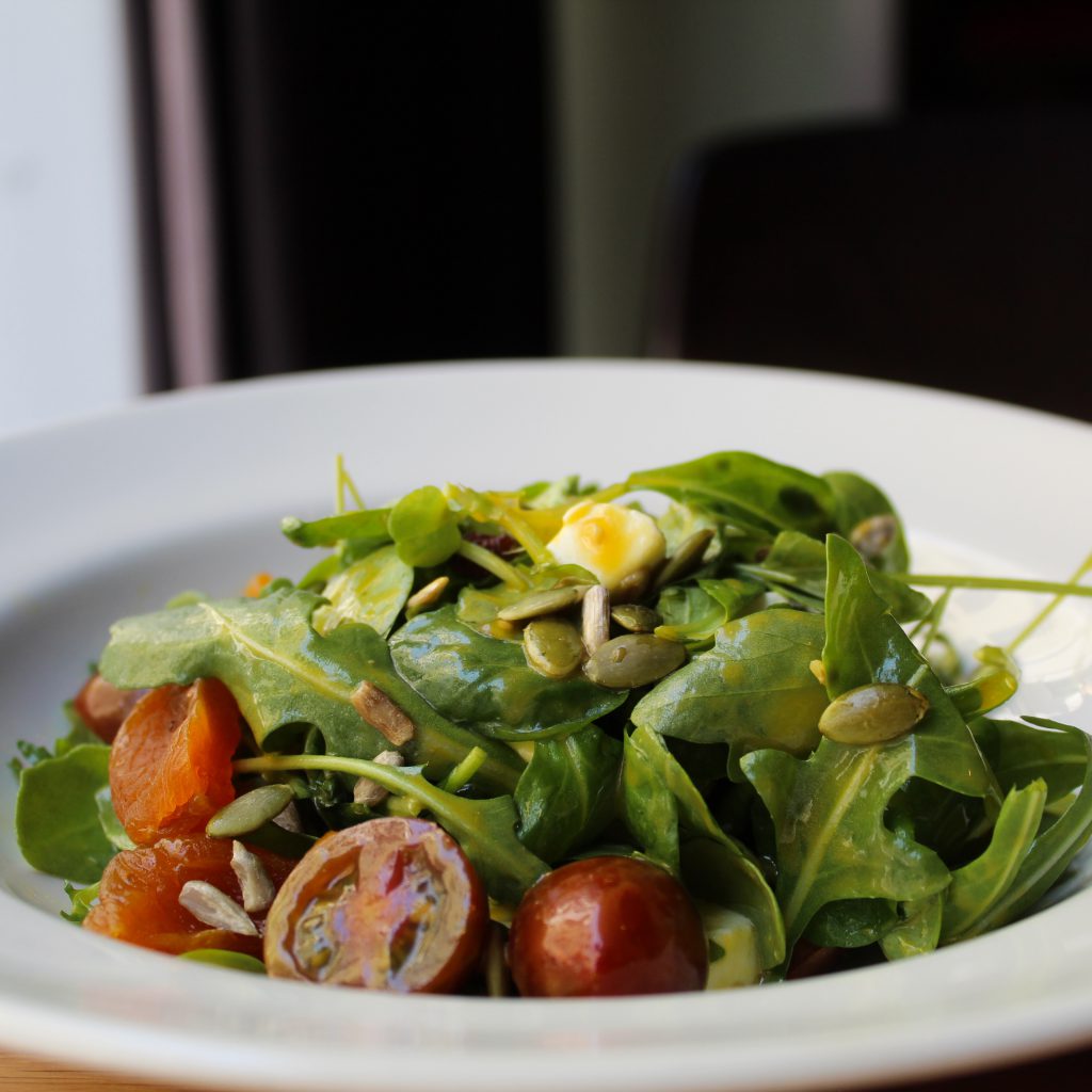 Ensalada de berros, canónigos, rúcula, queso fresco, tomate cherry, pipas y vinagreta de mango
