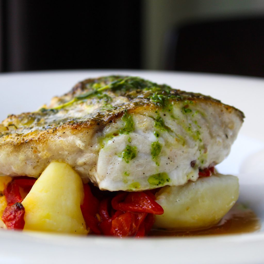 Merluza asada con piquillo confitado al aceite de tomillo y patata cachelo