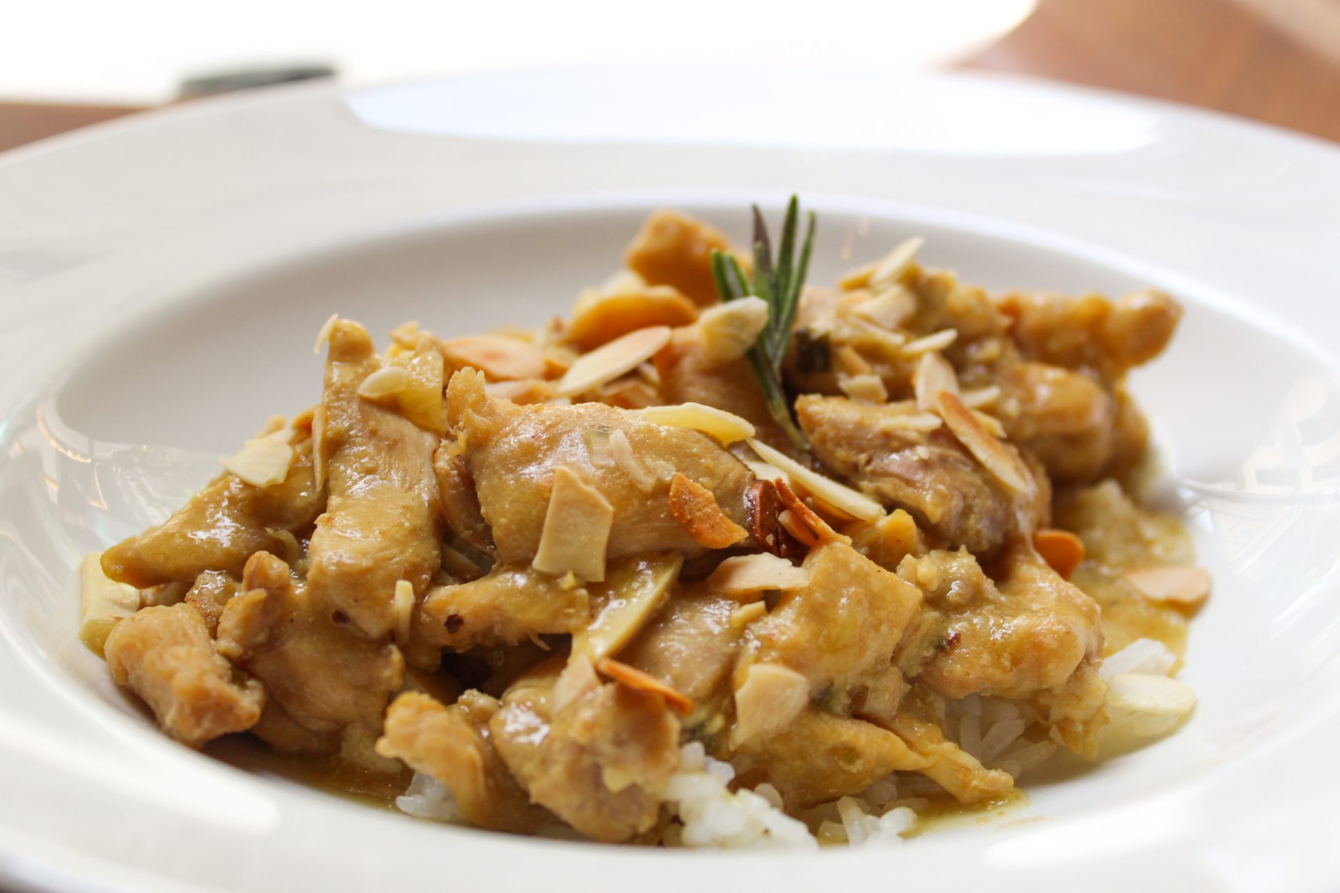 Pollo en pepitoria con almendras y arroz pilaf.