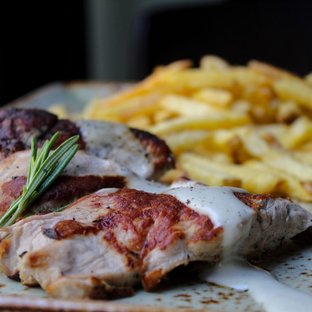 Solomillo de cerdo con salsa de queso azul y patata fritas rústicas
