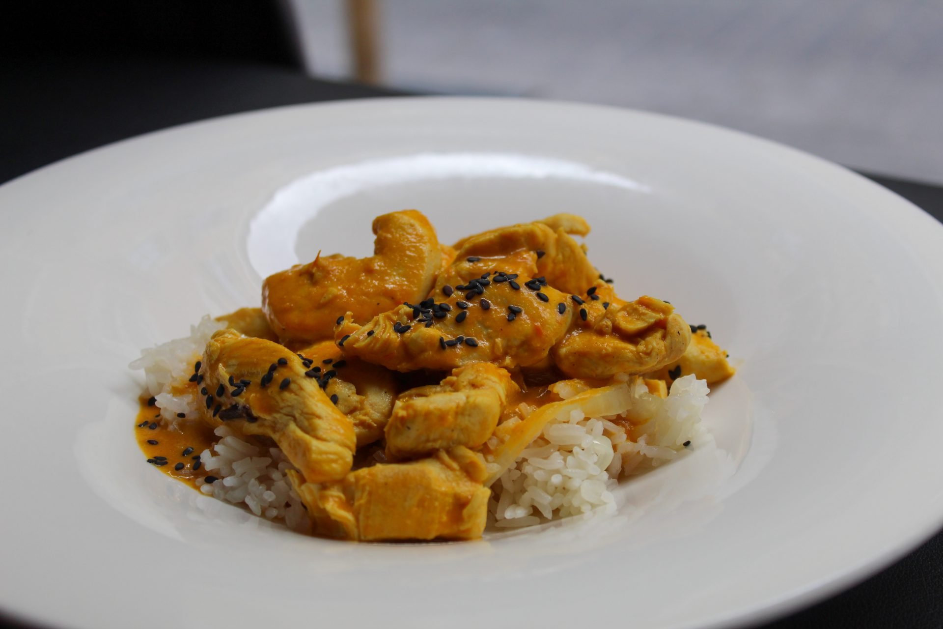 Pollo al curry madras con arroz jazmín vaporizado