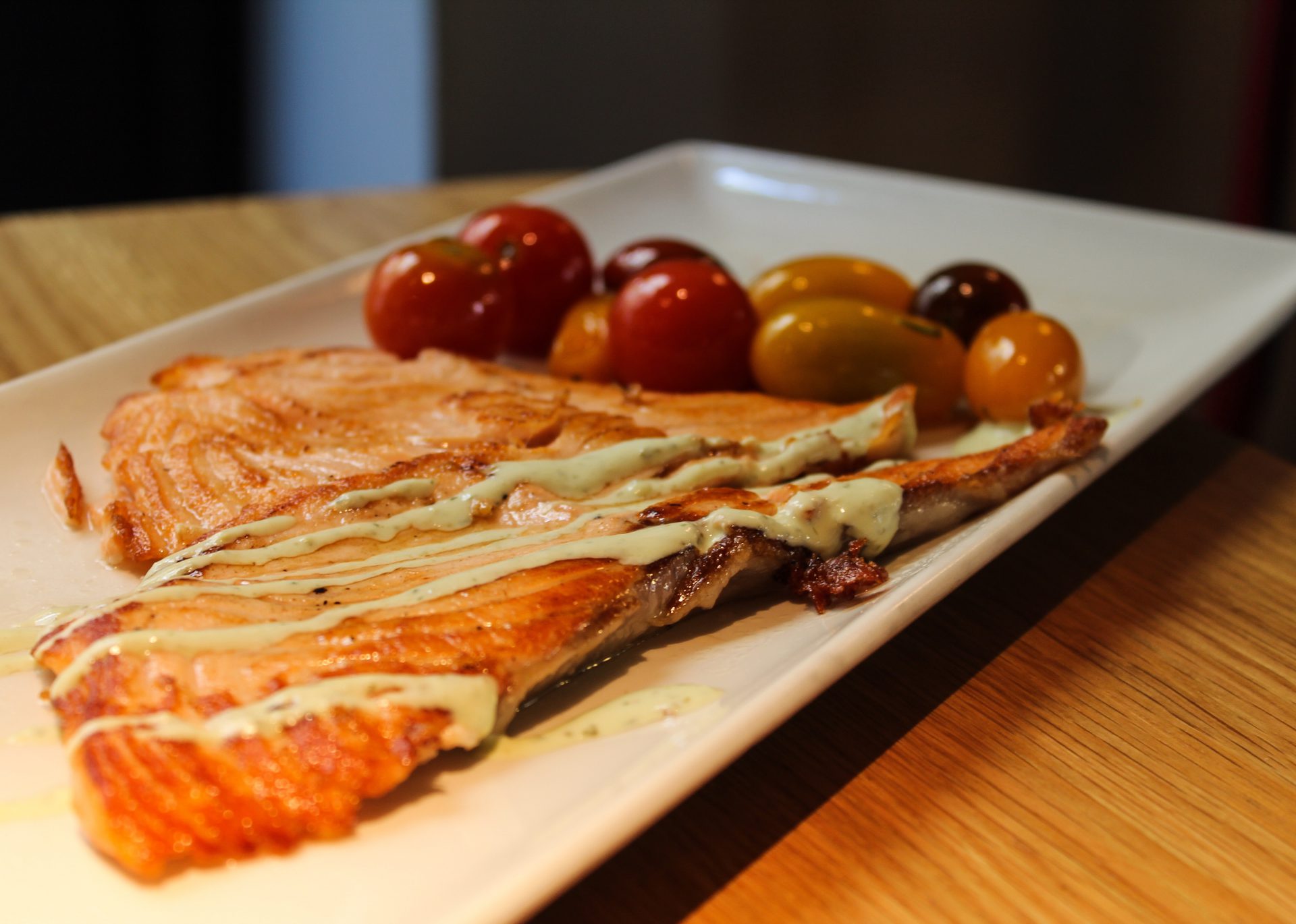 Salmón asado con trío de tomates cherry al romero