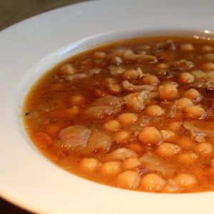 Garbanzos guisados con manitas de cerdo