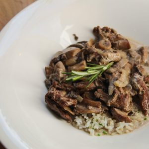 Strogonoff de ternera con setas portobello con arroz jazmín al cilantro