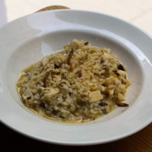 Arroz meloso de pez mantequilla, habitas y setas de temporada