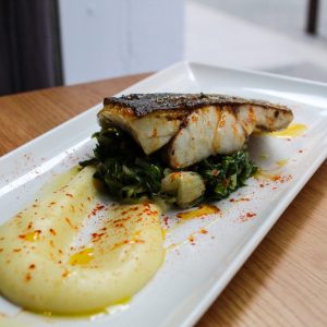 Corvina asada con base de crema suave de patata y acelga salteada