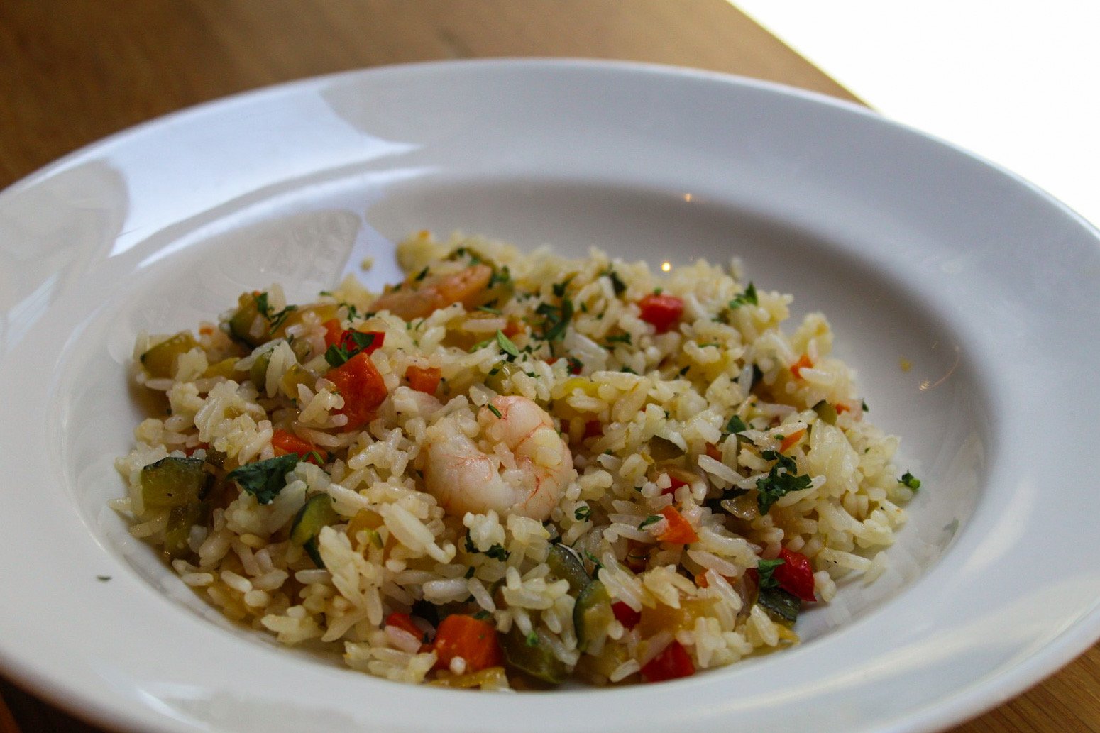 Arroz salteado con hortalizas y gambas