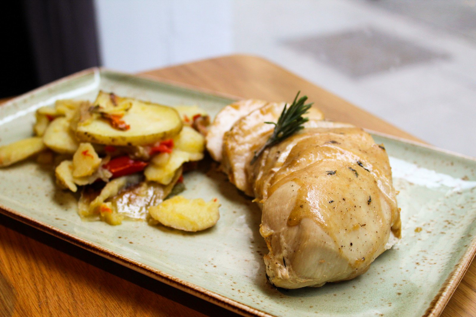 Pechuga de pollo asada marinada con hierbas a baja temperatura con patata panadera