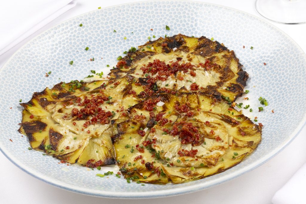 Alcachofas confitadas a la plancha con crema de patata y crujiente de jamón ibérico