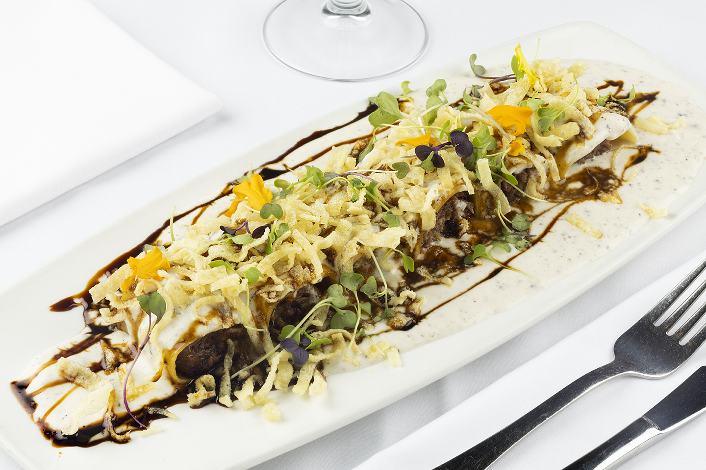 Canelones de carrillera ibérica con setas shiitake y ricota con trufa