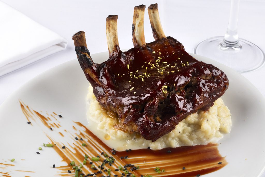 Costilla de cerdo asada súper jugosa con barbacoa casera y puré de patata trufada o patatas fritas
