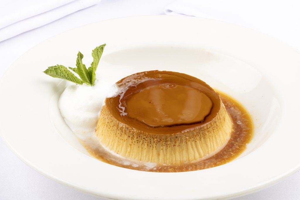 Flan de la abuela, crujiente de almendras y coulis de chocolate