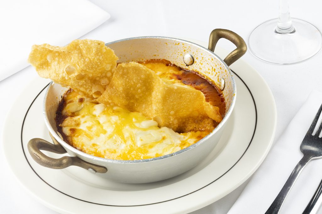 Lasaña de gambón, puerro y setas, gratinada con queso emmental