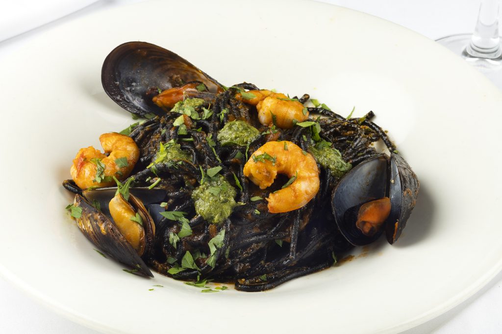 Linguini negro con mejillones y langostinos con salsa de tomate y pesto