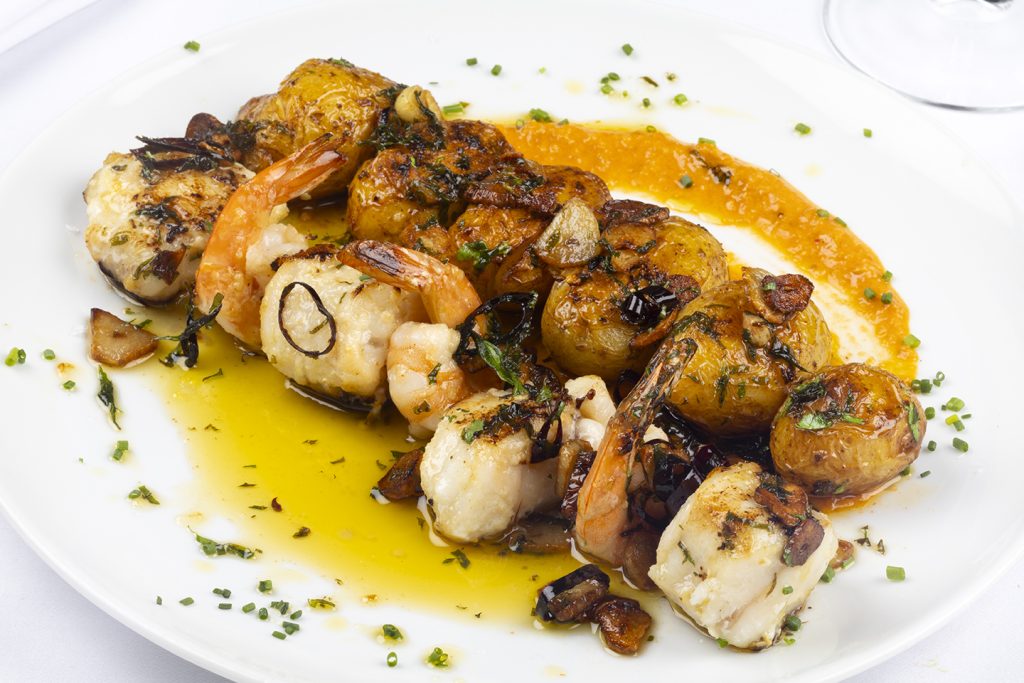 Lomo de rape negro a la plancha y langostinos a la bilbaína con patata dorada