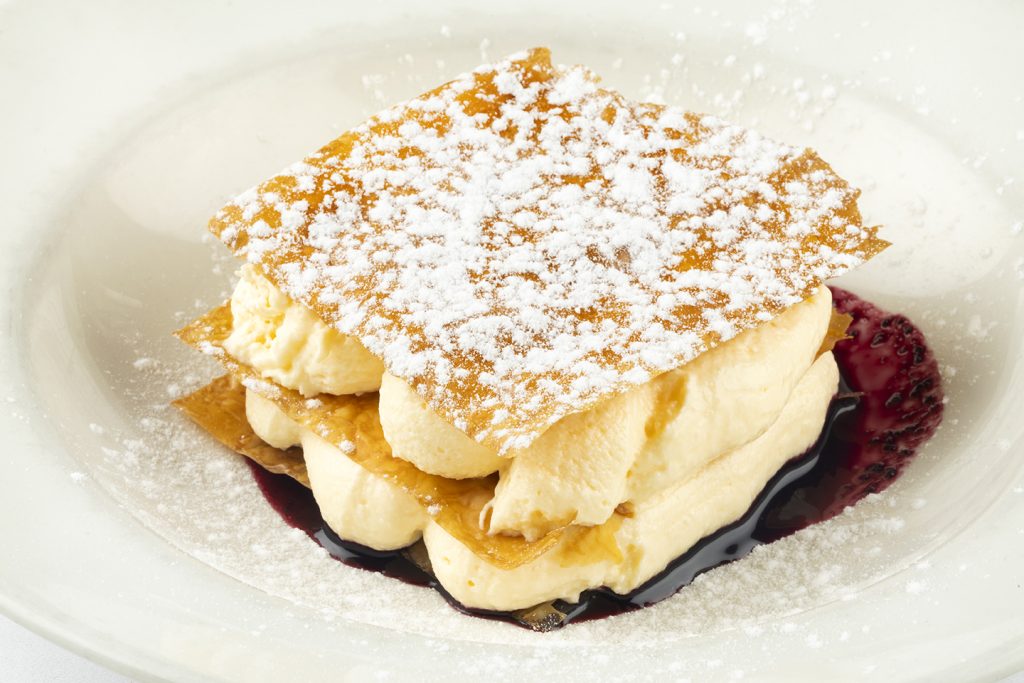 Milhojas crujientes con mousse de yogur griego y frambuesa