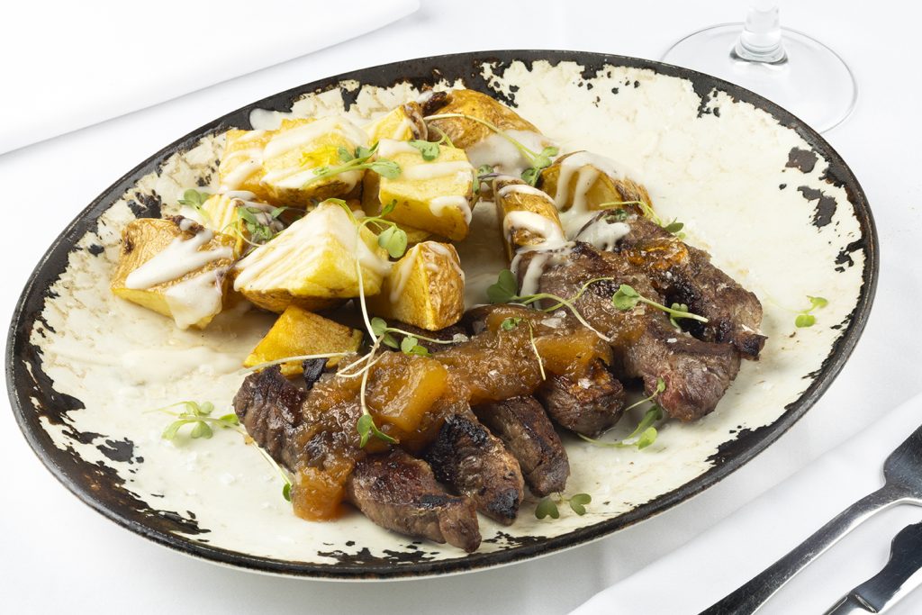 Secreto ibérico de bellota Guijuelo con chutney de manzana y patatas a la malagueña