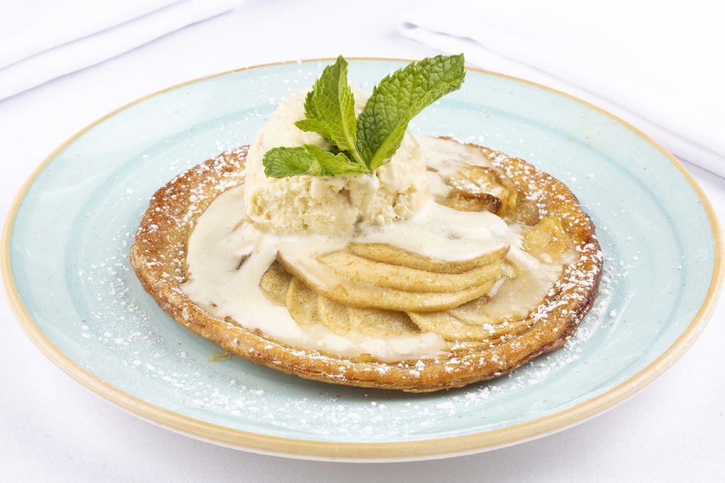 Tarta fina de hojaldre y manzana recién horneada con helado de vainilla
