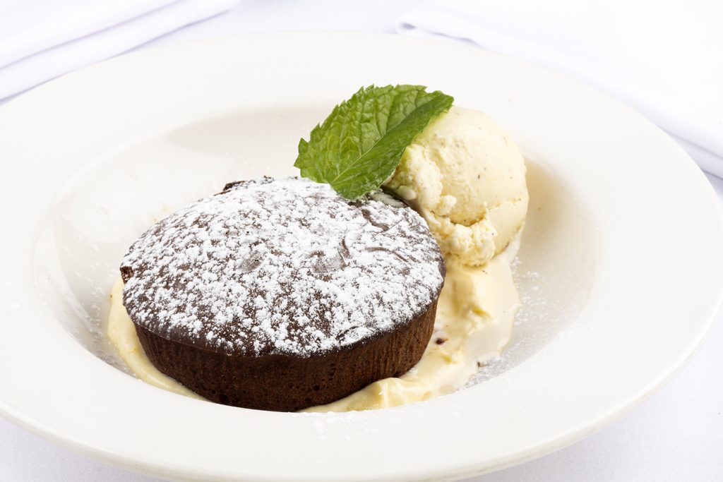 Tarta templada de chocolate intenso con helado de galleta Lotus