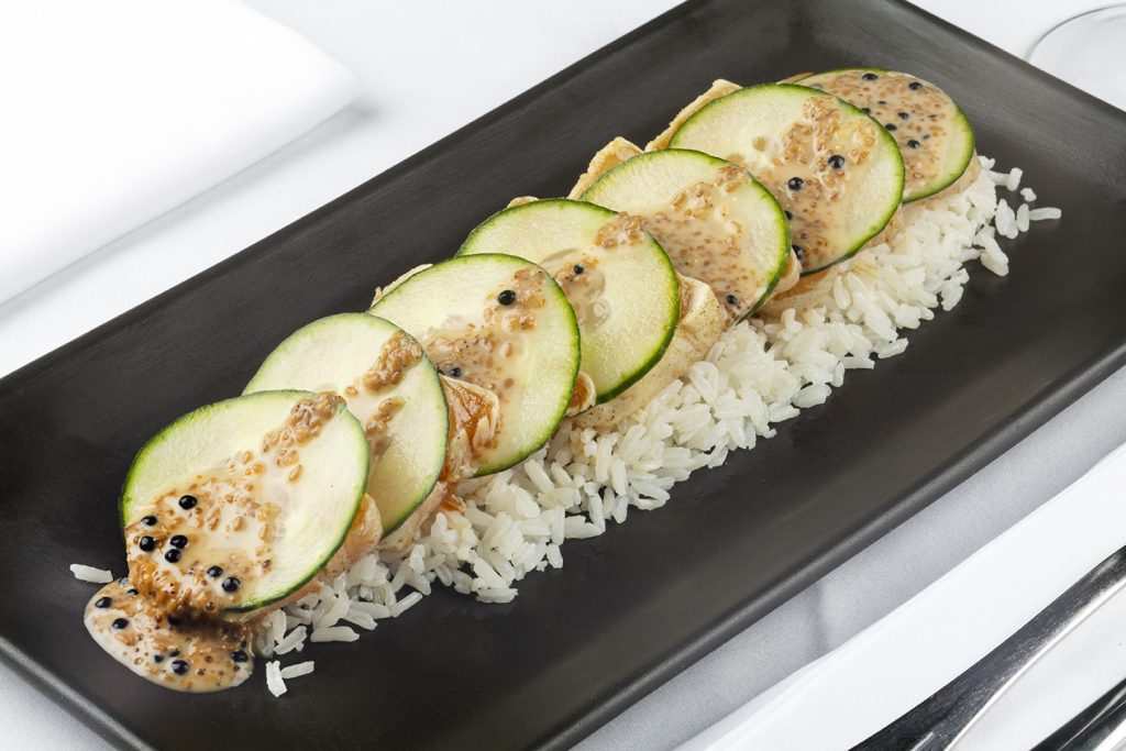 Tataki de solomillo de bonito del Cantábrico con aliño de sésamo y huevas sobre arroz jazmín